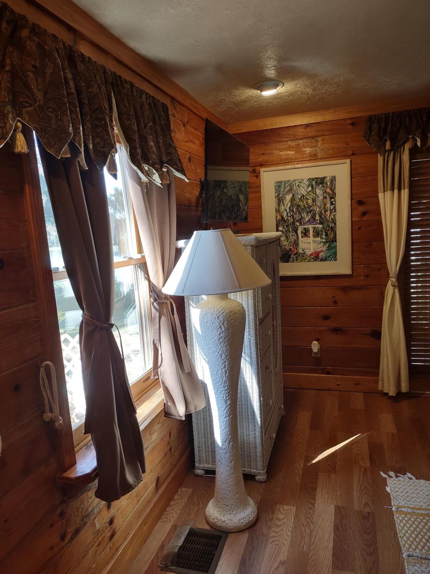 Cabin On The Lake Lake Helen Room photo